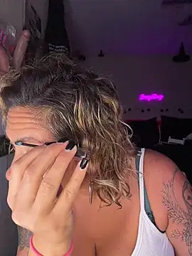 Snapshot of bossyroxy84 chatting on 11-08-25, 12:55 bossyroxy84 online show from 11-08-25, 12:55