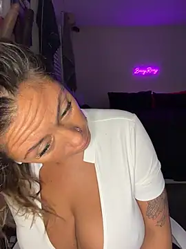 Snapshot of bossyroxy84 chatting on 11-09-25, 05:06 bossyroxy84 online show from 11-09-25, 05:06