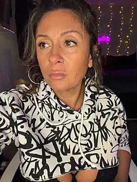 Snapshot of bossyroxy84 chatting on 11-11-25, 12:54 bossyroxy84 online show from 11-11-25, 12:54