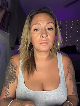 Snapshot of bossyroxy84 chatting on 11-16-25, 05:02 bossyroxy84 online show from 11-16-25, 05:02