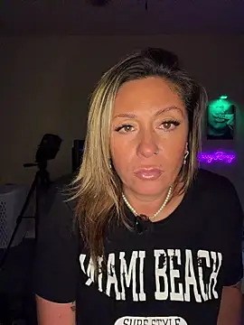 Snapshot of bossyroxy84 chatting on 11-30-25, 11:09 bossyroxy84 online show from 11-30-25, 11:09