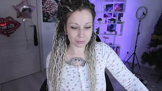 Snapshot of HoneySallyMoore chatting on 11-15-25, 11:18 HoneySallyMoore online show from 11-15-25, 11:18