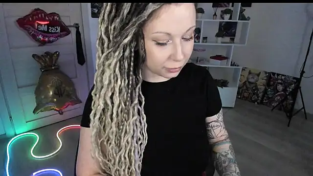 Snapshot of HoneySallyMoore chatting on 05-12-26, 08:17 HoneySallyMoore online show from 05-12-26, 08:17