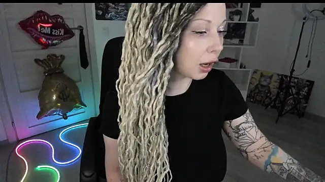 Snapshot of HoneySallyMoore chatting on 05-26-26, 06:59 HoneySallyMoore online show from 05-26-26, 06:59