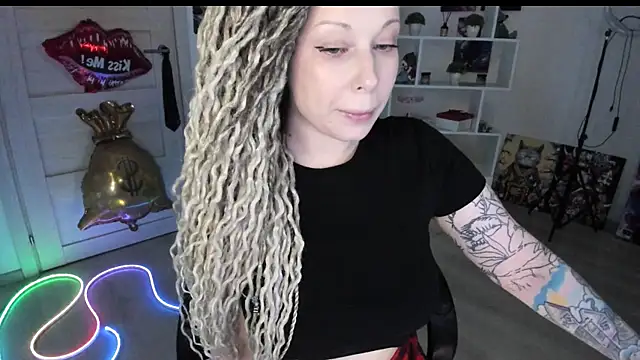 Snapshot of HoneySallyMoore chatting on 05-29-26, 08:29 HoneySallyMoore online show from 05-29-26, 08:29