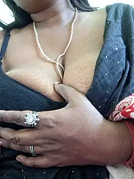 Snapshot of SX-JUHI chatting on 12-13-25, 11:32 SX-JUHI online show from 12-13-25, 11:32