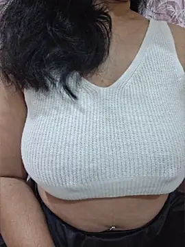 Snapshot of Jassi_Does chatting on 04-21-26, 08:12 Jassi Does online show from 04-21-26, 08:12
