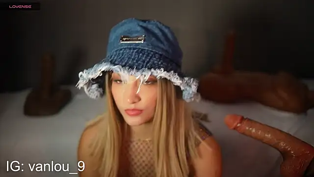 Snapshot of Vaniluu_9 chatting on 11-19-25, 11:38 Vaniluu 9 online show from 11-19-25, 11:38