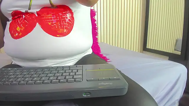 Snapshot of Aida-nicolle chatting on 11-15-25, 09:50 Aida-nicolle online show from 11-15-25, 09:50