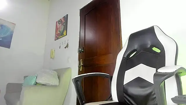 Snapshot of Daniloz_ chatting on 02-16-25, 05:26 Daniloz online show from 02-16-25, 05:26