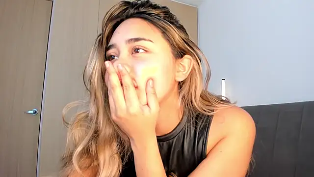 Hornyholly   online show from 01-10-26, 04:53