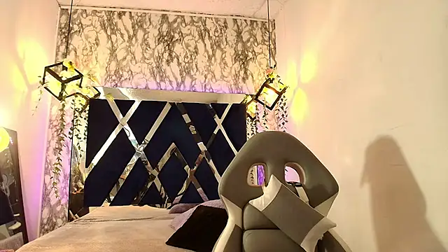 Snapshot of charlotte_bluee chatting on 05-20-26, 06:47 charlotte bluee online show from 05-20-26, 06:47