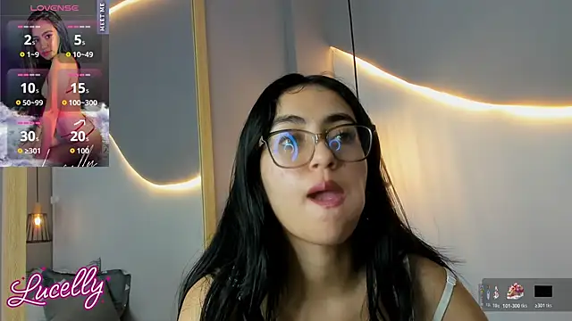 Snapshot of lucelly_15 chatting on 10-19-25, 11:44 lucelly 15 online show from 10-19-25, 11:44