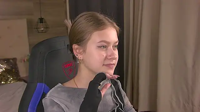 Snapshot of EveMundie chatting on 02-15-25, 10:44 EveMundie online show from 02-15-25, 10:44