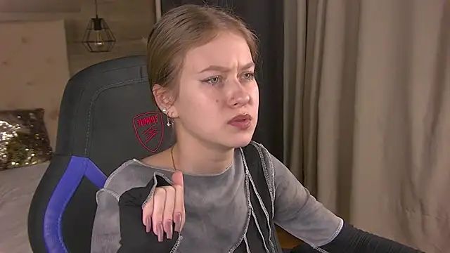 Snapshot of EveMundie chatting on 02-15-25, 01:49 EveMundie online show from 02-15-25, 01:49