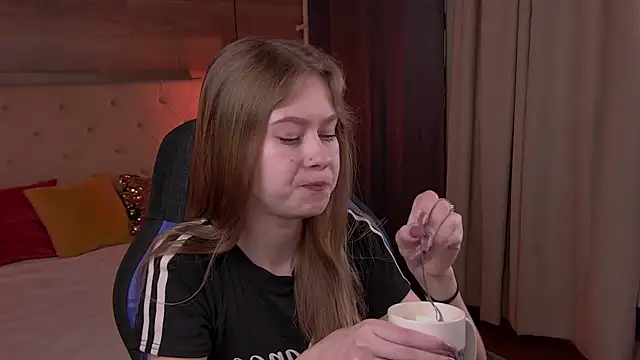 Snapshot of EveMundie chatting on 02-18-25, 12:06 EveMundie online show from 02-18-25, 12:06