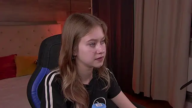 Snapshot of EveMundie chatting on 02-18-25, 03:10 EveMundie online show from 02-18-25, 03:10