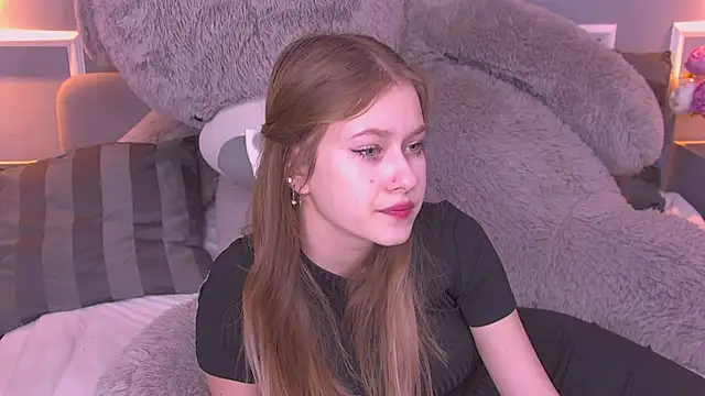 Snapshot of EveMundie chatting on 02-19-25, 12:22 EveMundie online show from 02-19-25, 12:22