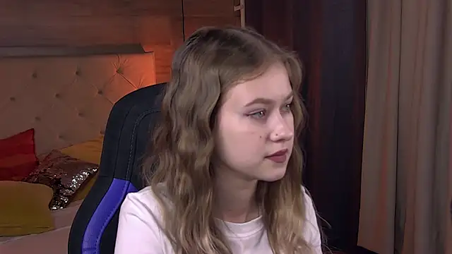 Snapshot of EveMundie chatting on 02-21-25, 12:28 EveMundie online show from 02-21-25, 12:28