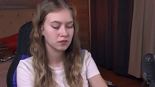 Snapshot of EveMundie chatting on 02-21-25, 03:32 EveMundie online show from 02-21-25, 03:32