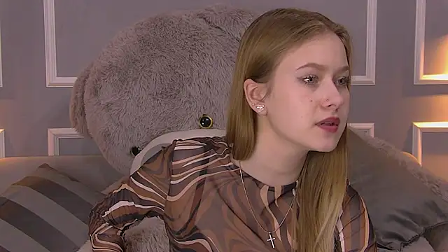 Snapshot of EveMundie chatting on 02-27-25, 12:23 EveMundie online show from 02-27-25, 12:23