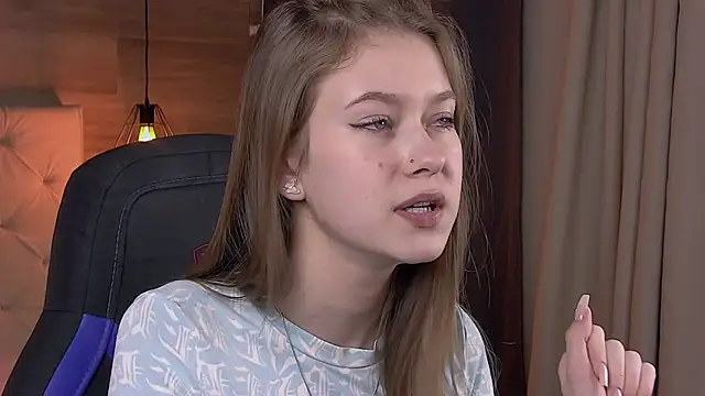 Snapshot of EveMundie chatting on 02-28-25, 12:42 EveMundie online show from 02-28-25, 12:42