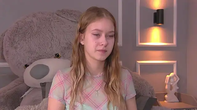 Snapshot of EveMundie chatting on 03-02-25, 10:14 EveMundie online show from 03-02-25, 10:14