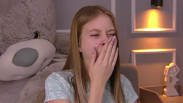 Snapshot of EveMundie chatting on 03-04-25, 12:33 EveMundie online show from 03-04-25, 12:33