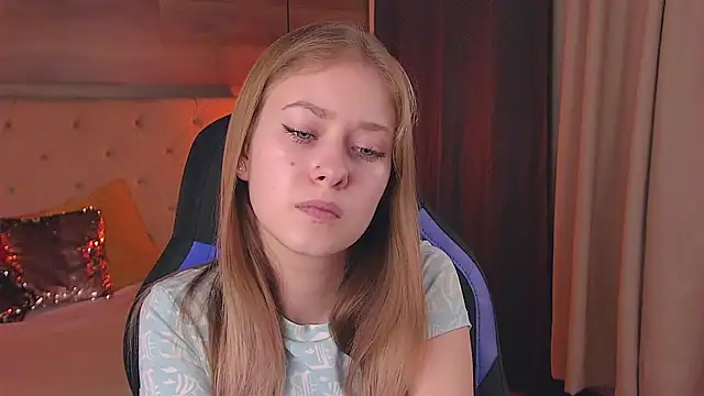 Snapshot of EveMundie chatting on 03-12-25, 12:15 EveMundie online show from 03-12-25, 12:15