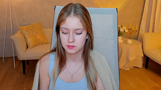 Snapshot of EveMundie chatting on 03-17-25, 05:16 EveMundie online show from 03-17-25, 05:16