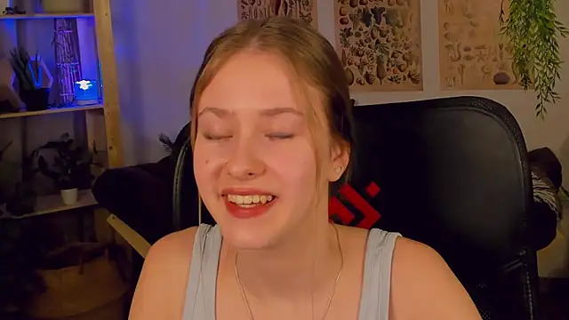 Snapshot of EveMundie chatting on 03-17-25, 08:19 EveMundie online show from 03-17-25, 08:19