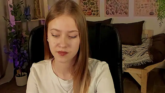 Snapshot of EveMundie chatting on 03-19-25, 12:34 EveMundie online show from 03-19-25, 12:34