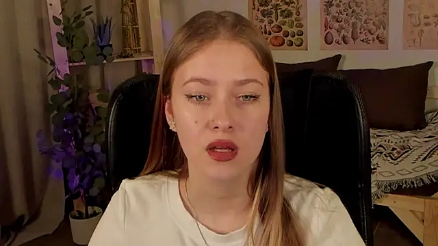 Snapshot of EveMundie chatting on 03-19-25, 03:40 EveMundie online show from 03-19-25, 03:40