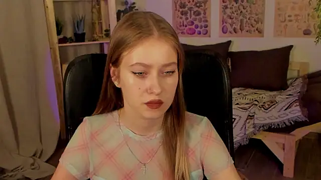 Snapshot of EveMundie chatting on 03-20-25, 01:26 EveMundie online show from 03-20-25, 01:26