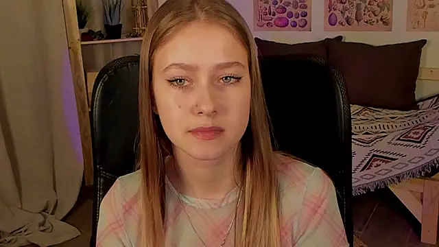 Snapshot of EveMundie chatting on 03-20-25, 05:04 EveMundie online show from 03-20-25, 05:04