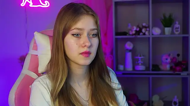 Snapshot of EveMundie chatting on 03-22-25, 12:25 EveMundie online show from 03-22-25, 12:25