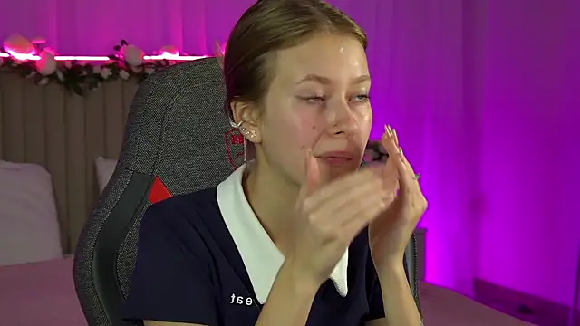 Snapshot of EveMundie chatting on 09-09-25, 12:15 EveMundie online show from 09-09-25, 12:15