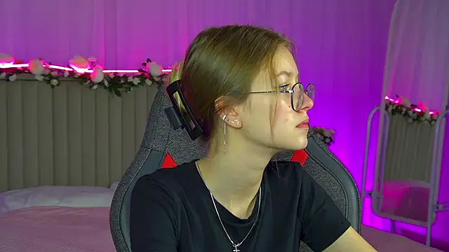 Snapshot of EveMundie chatting on 09-10-25, 06:24 EveMundie online show from 09-10-25, 06:24