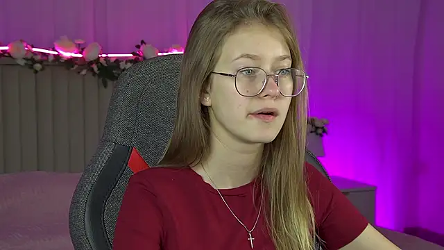 Snapshot of EveMundie chatting on 09-15-25, 06:24 EveMundie online show from 09-15-25, 06:24