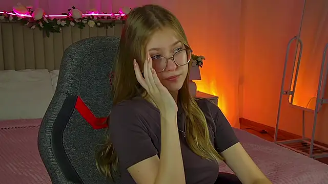 Snapshot of EveMundie chatting on 09-18-25, 10:06 EveMundie online show from 09-18-25, 10:06