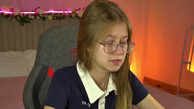 Snapshot of EveMundie chatting on 09-22-25, 06:26 EveMundie online show from 09-22-25, 06:26