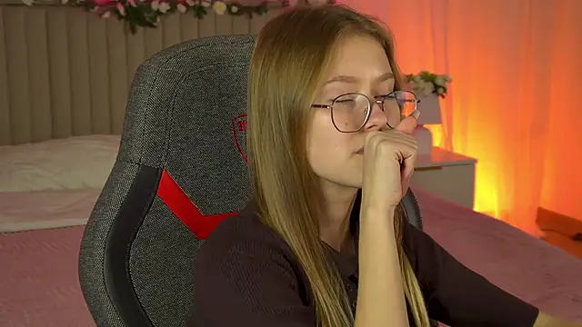 Snapshot of EveMundie chatting on 09-24-25, 12:19 EveMundie online show from 09-24-25, 12:19