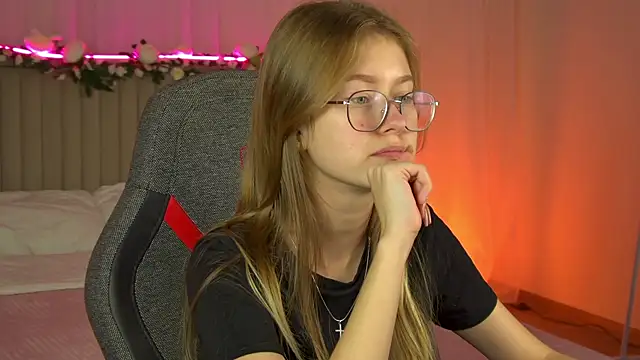 Snapshot of EveMundie chatting on 09-25-25, 11:14 EveMundie online show from 09-25-25, 11:14