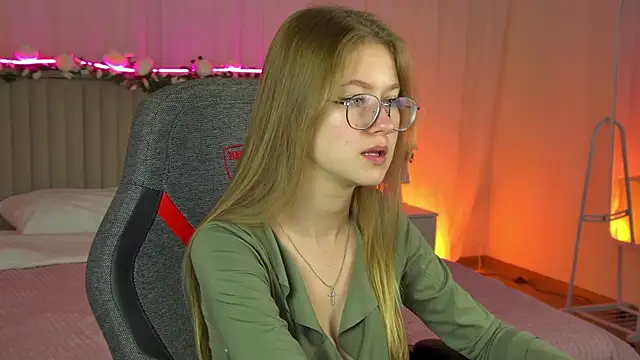 Snapshot of EveMundie chatting on 09-26-25, 06:39 EveMundie online show from 09-26-25, 06:39