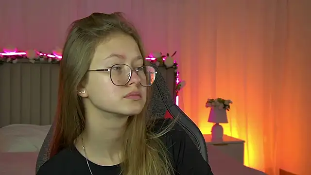 Snapshot of EveMundie chatting on 09-29-25, 06:18 EveMundie online show from 09-29-25, 06:18