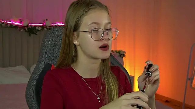 Snapshot of EveMundie chatting on 09-30-25, 12:10 EveMundie online show from 09-30-25, 12:10