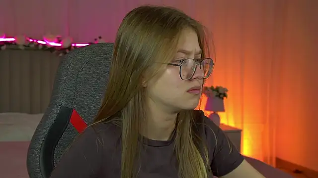 Snapshot of EveMundie chatting on 10-01-25, 12:44 EveMundie online show from 10-01-25, 12:44