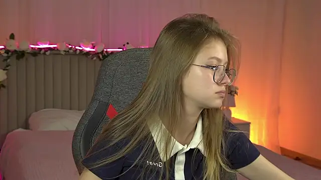 Snapshot of EveMundie chatting on 10-02-25, 10:11 EveMundie online show from 10-02-25, 10:11