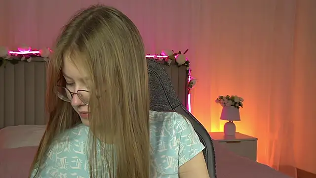 Snapshot of EveMundie chatting on 10-03-25, 06:32 EveMundie online show from 10-03-25, 06:32