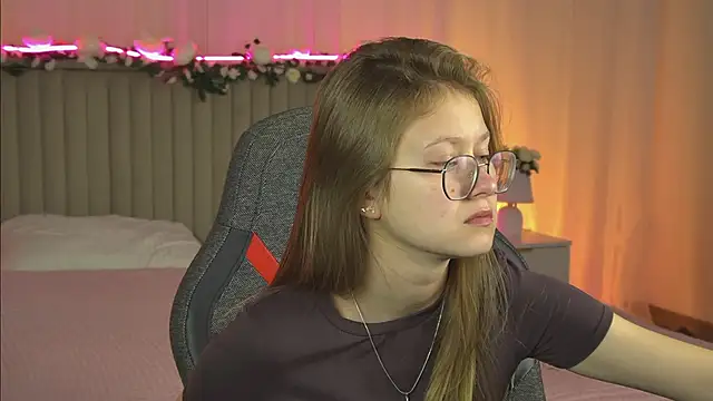 Snapshot of EveMundie chatting on 10-06-25, 06:22 EveMundie online show from 10-06-25, 06:22